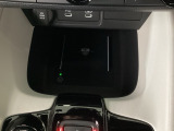 スマホを置くだけで充電できるワイヤレス充電器!ケーブルの抜き差しが不要なのでとても便利です♪