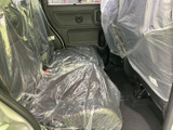後席は前席との間に足元の空間が確保され、ゆったり座れるレイアウトです。同乗される方も落ち着いて過ごせます。シートにはカバーが掛けられています。