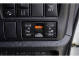 電動スライドドアのスイッチです。車内からもスイッチひとつでラクにドアの開閉できますよ♪