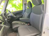 前席はゆったりとしたシート形状で、運転席と助手席の間にも空間を確保しています。窓から明るさが入り、乗り降りの際にも開放感のある室内で過ごせます。