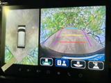 後方映像に加えて車両周辺の様子も画面で確認でき、駐車時の周囲確認をサポートします。目安となるガイド表示もあり、狭い場所での車庫入れや後退時に便利です。