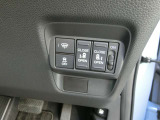 両側パワースライドドア リモコンや運転席のスイッチ操作のほか、ドアハンドルを少し引くだけでリアドアが自動開閉します。