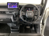 【ハンドル】運転にかかわる様々な操作を安全に行えるように視点移動が少なく操作性に配慮されたスイッチ類が凝縮されたコックピットです。