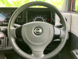 握りやすい形状のステアリングが運転席正面に配置され、前方を見ながら自然な姿勢で運転できます。メーターや周辺の操作部にも手が届きやすく、毎日の移動を支えます。