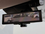 車両後方を映し出します・スマートルームミラー装備です。