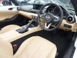 ドライバーを中心に操作機器や計器類を左右対称に配置したコックピット。ヒューマンインターフェイス優先とする事で、疲労軽減や安全にも繋がります♪