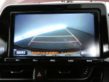 バックガイドモニター付き。車両後方の映像をナビ画面に表示し、駐車などの後退操作をサポートします。