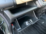 大型のグローブボックスは車検証など大きな物もすっぽりと収まるサイズとなっております。