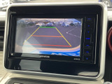 後方の様子を画面で確認でき、駐車時に周囲を把握する際に役立ちます。ガイドラインも表示されるため、車庫入れや狭い場所での後退時に目安としてご活用いただけます。