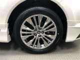 Zグレード専用19インチ純正アルミホイール(225/55R19)装着です。
