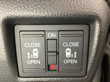 リアドアは乗り降りに便利な両側電動スライドドアです。また運転席に座っていながらスイッチ操作で自在にスライドドアを開け閉めできます。