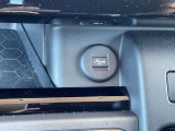 前席のUSB電源ソケットです。ナビとのコネクト用です。