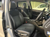 クッション性とホールド性を備えたコンビシートで長時間の運転も疲れにくいです♪