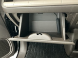 【グローブボックス】収納スペースが沢山あるので車内が散らからずに助かります。ちょっとした物を入れるのにいいですね♪