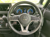 握りやすいステアリングは、長距離運転でも疲れにくい設計です。操作性も高く、快適なドライビングをサポートします。