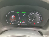 速度や燃料残量などの情報がまとまり、運転中にも必要な表示を確認しやすいメーターまわりです。警告表示や走行情報も視界に入りやすく、状況把握に役立ちます。
