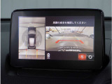 【360&deg;ビュー・モニター】専用カメラにより上から見下ろしたような視点で360度クルマの周囲を確認することができます。駐車が苦手な方でも縦列駐車や幅寄せ時に活躍してくれます。