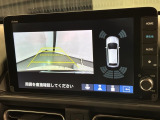 リバースギアに入れるだけで後方の表示へ切り替わります。夜間や雨の日の駐車も楽になりますよ。