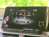複数の音源が画面に一覧表示され、聴きたい音楽や放送を選びやすい仕様です。タッチ操作でソースを確認しやすく、通勤や休日のお出かけなど、日常の移動を快適にサポートします。