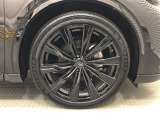 21インチアルミホイール(235/45R21)装着です。