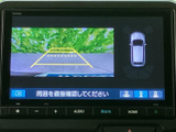 後方の映像に加えて車両周辺の表示も確認でき、駐車時の周囲把握をサポートします。ガイド線も表示されるため、画面を見ながら慎重に後退したい場面で役立ちます。