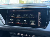中央のモニターは、ナビゲーション画面だけでなく車両の様々な設定を、タッチパネルで簡単に行えます。スマートフォンに慣れた私たちは、直観的に機能を把握して操作が可能です。