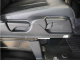 【ハイトアジャスター】レバーの上下操作だけで、座面を運転しやすい高さへ簡単に調節できます。