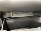 グローブボックス内には、CD/DVDデッキが装備されています。