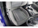 骨盤をしっかり支え頭のブレを防ぐ形状で長時間の運転でも疲れにくいシートです。運転席&助手席共に手動式になります。運転席シートリフターを装備です。