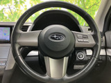 手元に複数のスイッチがまとまり、運転姿勢を保ちながら必要な操作にアクセスしやすい構成です。握りやすい形状で、視線を前方に向けたまま扱いやすいのも便利なポイント。