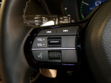 【ステアリングリモコン】ステアリングにオーディオ調節可能なスイッチが装備されていますので運転中でも視線をそらさずにオーディオの調節が可能です!