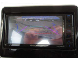 カラーで後方映像をモニターに映し出してくれるので、ショッピングモールのような狭い駐車場であったとしても障害物を見つけ、楽々駐車することができますね。
