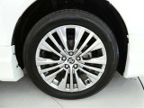 19インチ純正アルミホイール装着です。路面に力を伝えるホイール部分は、特に目立ちますよね。おしゃれは、足元からですね。