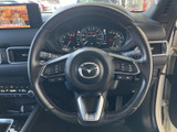 手元には複数のスイッチが配置され、運転姿勢を大きく変えずに各種機能へアクセスしやすい構成です。メーターや画面と合わせて、必要な情報を確認できます。