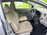 前席は明るい色合いでまとめられ、運転席からの視界も広々と感じられます。座面と背もたれにゆとりがあり、日常の移動を快適に支える室内です。
