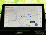 画面に地図を表示でき、目的地を設定する際も行き先を確認しながら操作できます。タッチ操作で各種メニューへアクセスしやすく、初めての場所へのお出かけや日常の移動をサポートします。