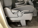 【前席】運転席にはシート高を調整できるハイトアジャスターが装備され、幅広いシートポジションの設定が可能になっております♪