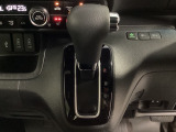 CVT車のセレクトレバーです。低速から高速まで、変速ショックのないスムーズな走りを実現するとともに、エンジン効率のよい領域を維持することで燃費にも貢献します。