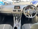 運転席と助手席を見渡せる開放的な視界で、前方の状況を確認しやすい室内です。シートは身体を預けやすい形状で、黒を基調とした落ち着いた空間が、毎日の移動を快適に支えます。