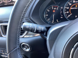 レバーをAUTOの位置にしているとき、レインセンサーが雨を感知すると、雨量に応じてワイパーが自動で作動してくれるオートワイパーを装備!設定変更で非作動にすると、間欠作動に固定されます。