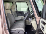 フロントシートはベンチシートです。ベンチシ―トは運転席と助手席の移動もスムーズ。狭い駐車場での乗り降りに便利です。