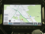 地図情報が大きく表示され、周辺の道路や地名を画面上で確認できます。目的地までのルート確認など、慣れない場所へのお出かけにも役立つ装備です。