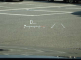 カラーヘッドアップディスプレイ付き。少ない視線移動で情報を確認できるので、運転の疲労軽減に繋がりますよ♪
