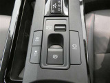 電動パーキングブレーキを搭載。スイッチ操作でパーキングブレーキを作動・解除することが可能ですので、操作の力が不要ですよ♪