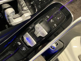 運転席ドアトリムには窓の一括コントローラーと電動ドアミラーのコントローラーが装備。