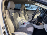 運転席シート廻りは使用感も少なく、良好な状態となっています。前オーナー様が丁寧に使っていたことがよくわかりますね。