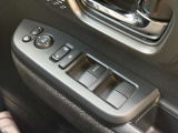 運転席ドアのアームレストにウィンドウとミラーの操作部をまとめています。黒いスイッチパネルとメッキ調のドアハンドルが、内装のアクセントになっています。