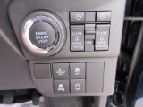 ダイハツのお店では、ダイハツ車を知り尽くしたプロフェッショナルが、専用の診断機器を使って各システムを点検しております。