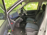 助手席から運転席まで見通しやすい室内で、前方の景色も確認しやすいレイアウトです。柄入りのシートが落ち着いた印象を添え、乗り降りしやすい開口部も日々の利用に便利です。