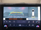 【パノラミックビューモニター(床下透過表示機能付)】クルマを上から見たような画像をディスプレイに表示し、運転席から確認しにくい箇所も確認できます。車両直下及びタイヤ付近のアンダーフロアの確認も可能です